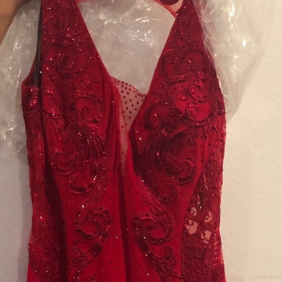 Red Dress. Size 10 . - Picture 3 of 5